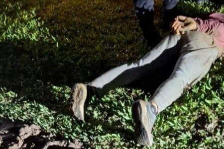 En feroz persecución y pleno lodazal policías detuvieron a un chorro